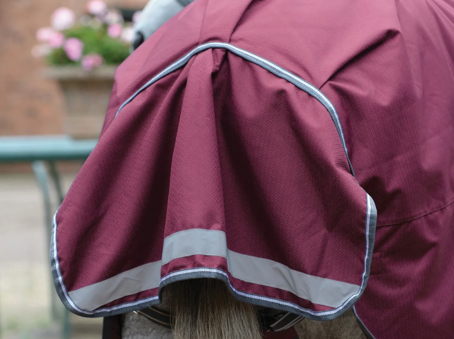 WEATHERBEETA ® ComFiTec™ Plus Dynamic II Standard Neck Medium-Weight Turnout Blanket Maroon/Grey/White New